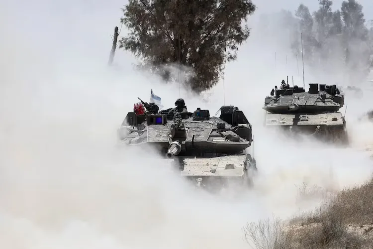 انفجار في كواليس المفاوضات: قطر تكشف فشل محادثات وقف إطلاق النار بين حماس وإسرائيل! Israeli military vehicles deploy at Israel's southern border with the Gaza Strip, May 20, 2025.
Jack Guez/AFP via Getty Images