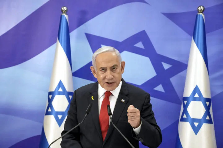 نتنياهو يضع شروطًا صارمة لإنهاء الحرب على غزة ويؤيد خطة ترامب لإعادة توطين الفلسطينيين Israeli Prime Minister Benjamin Netanyahu speaks during a press conference in Jerusalem on December 9, 2024.