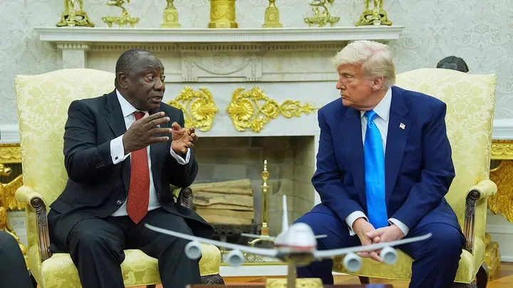 ترامب يواجه رئيس جنوب أفريقيا بشأن "معاملة المزارعين البيض": أزمة دبلوماسية تتصاعد President Donald Trump meets South African President Cyril Ramaphosa in the Oval Office of the White House in Washington, D.C., on Wednesday. (AP/Evan Vucci)