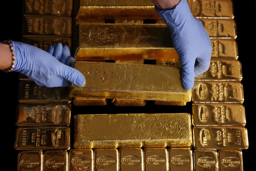 الذهب يواصل الهبوط مع صعود الدولار الأمريكي وارتفاع عوائد السندات An employee arranges gold bars at a refinery in Arezzo, Italy.Photographer: Alessia Pierdomenico/Bloomberg