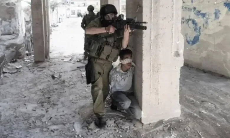 جنود إسرائيليون يكشفون: استخدام الفلسطينيين كدروع بشرية سياسة ممنهجة جنود إسرائيليون يكشفون: استخدام الفلسطينيين كدروع بشرية سياسة ممنهجة