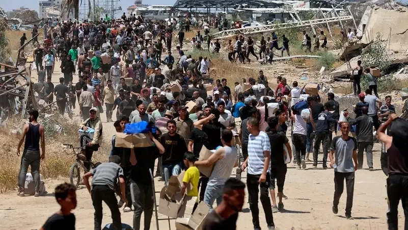 وثيقة ويتكوف تُشعل آمال التهدئة في غزة: 60 يومًا من وقف النار بضمانات دولية فلسطينيون يحصلون على المساعدات في غزة - 29 مايو 2025 - رويترز