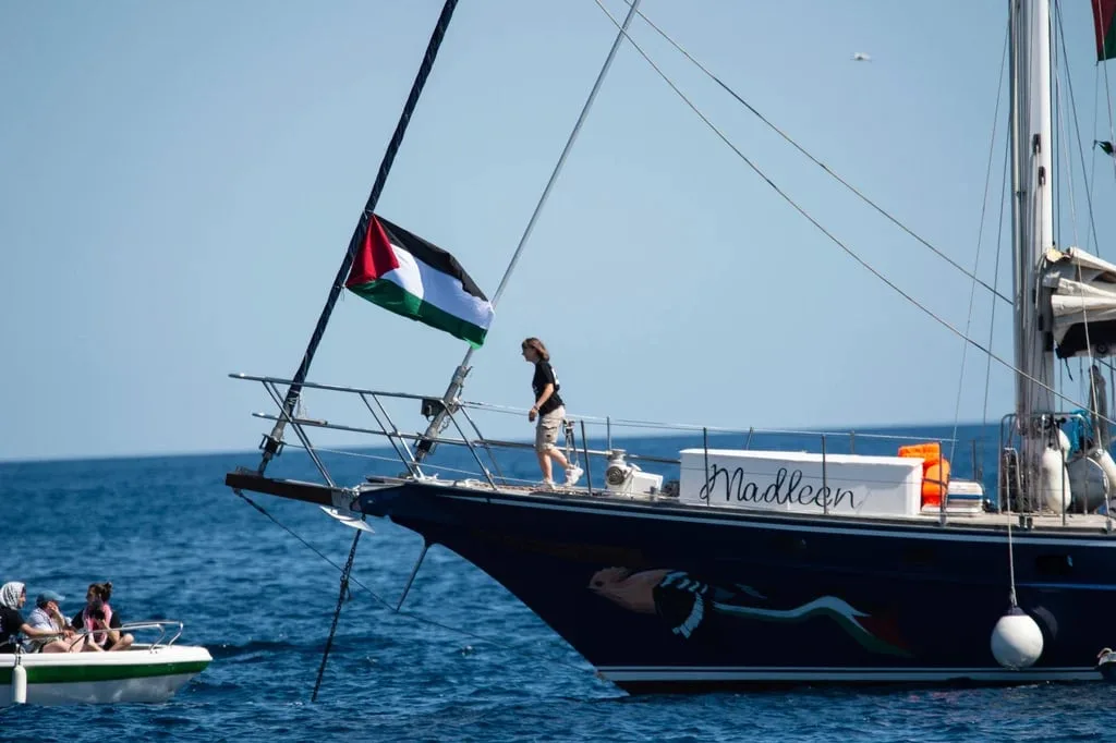 صفارات الإنذار تدوي على متن السفينة مادلين بعد حصارها من قوارب الاحتلال: صراع الحرية في عرض البحر صفارات الإنذار تدوي على متن السفينة مادلين بعد حصارها من قوارب الاحتلال: صراع الحرية في عرض البحر